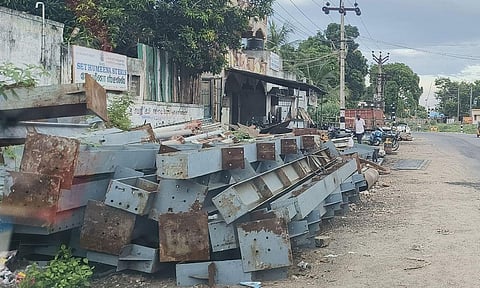 விழுப்புரம்-திருக்கோவிலுர் புறவழிச்சாலையில் ஆக்கிரமித்து வைத்து உள்ள பொருட்களால் விபத்து அபாயம்