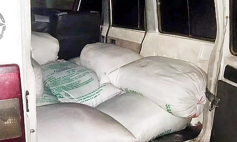 காரில் கடத்திய 500 கிலோ ரேஷன் அரிசி பறிமுதல்