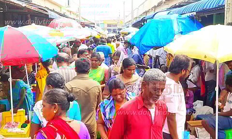 ஆயுத பூஜை பொருட்கள் விற்பனை மும்முரம்; கடை வீதிகளில் களைகட்டிய கூட்டம்