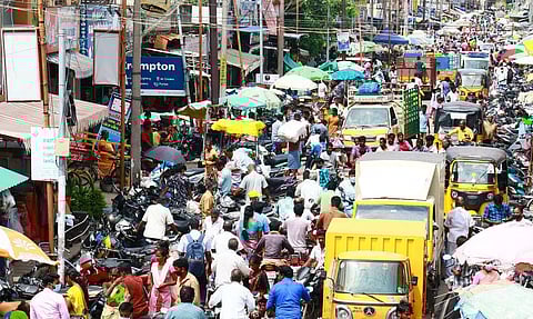 விழுப்புரத்தில் ஆயுதபூஜைக்கான பொருட்கள் விற்பனை அமோகம்