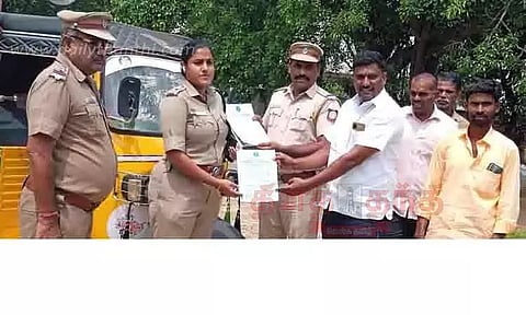 போலீசார் விழிப்புணர்வு துண்டுபிரசுரம் வினியோகம்