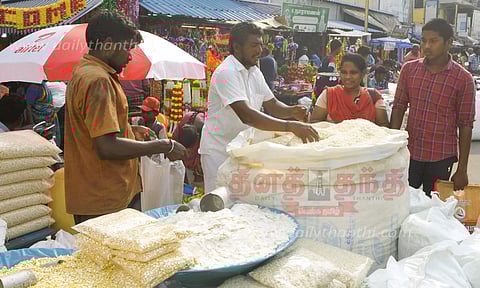 ஆயுத பூஜைக்கான பொருட்களை ஆர்வமுடன் வாங்கிய பொதுமக்கள்