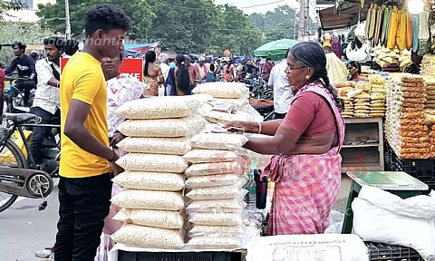 ஆயுத பூஜைக்கான பொருட்களை ஆர்வமுடன் வாங்கிய பொதுமக்கள்