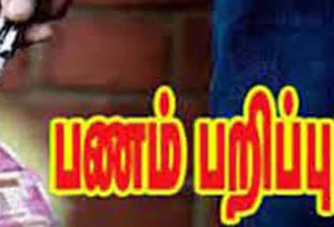 டிரைவரை அரிவாளால் தாக்கி பணம்- செல்போன் பறிப்பு