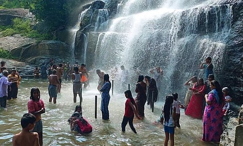 அருவியில் குவிந்த சுற்றுலா பயணிகள்