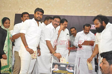 ஆனைக்கல்பாளையத்தில் நீட் தேர்வை ரத்து செய்யக்கோரி தி.மு.க.வினர் கையெழுத்து இயக்கம்