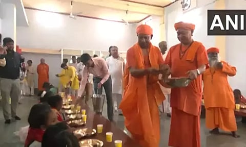 உ.பி.: கோரக்நாத் கோவிலில் கன்னி பூஜை; குழந்தைகளுக்கு விருந்து படைத்த முதல்-மந்திரி