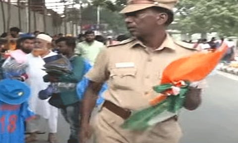 இந்திய தேசியக் கொடியை அவமதித்த உதவி ஆய்வாளர், காவல் கட்டுபாட்டு அறைக்கு மாற்றம்