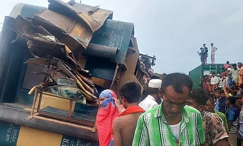 பயணிகள் ரெயில், சரக்கு ரெயில் மோதி விபத்து - 15 பேர் பலி