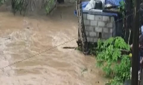 குமரியில் கனமழை காரணமாக கால்வாய் உடைப்பு... வீடுகளை வெள்ளம் சூழ்ந்ததால் மக்கள் அச்சம்.!