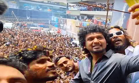 ரசிகர்கள் கூட்டத்தில் சிக்கிய இயக்குநர் லோகேஷ் கனகராஜ்க்கு லேசான காயம்.!