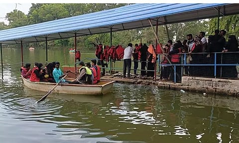 ஏலகிரி மலையில் சுற்றுலா பயணிகள் குவிந்தனர்