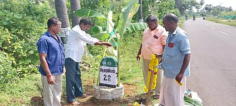 மைல்கல்லை வழிபட்ட சாலைப்பணியாளர்கள்