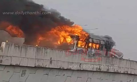 மேம்பாலத்தில் தீப்பிடித்து எரிந்த அரசு பஸ்