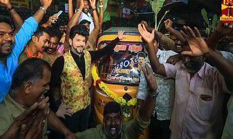 ஆட்டோ தொழிலாளர்களுடன் விஜயதசமி கொண்டாடிய 'லெஜண்ட்' சரவணன்