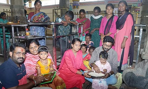 நெல்லில் 'அ' எழுதி கல்வியை தொடங்கிய குழந்தைகள்