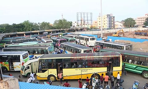 இட நெருக்கடியில் செயல்படும் பஸ் நிலையம்