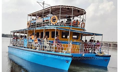 நோணாங்குப்பம் படகு குழாமில் குவிந்த சுற்றுலா பயணிகள்