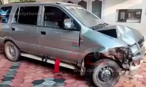 ரேஷன் அரிசியை கடத்திய கார் விபத்தில் சிக்கியது