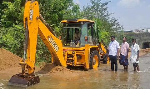 பொக்லைன் எந்திரம் மூலம் அரசூர் மலட்டாற்றில் தூர்வாரும் பணி