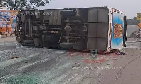 சாலையில் வேன் கவிழ்ந்து பெண் பக்தர்கள் உள்பட 20 பேர் காயம்