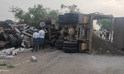 லாரிகள் மோதல்; டிரைவர் பலி