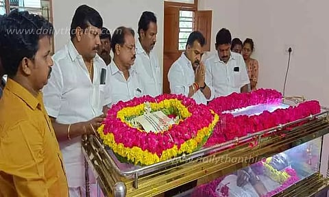 முன்னாள் எம்.எல்.ஏ. வேல்துரை மரணம்; உடலுக்கு அரசியல் கட்சியினர் அஞ்சலி
