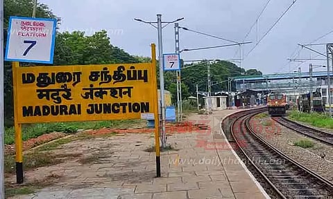 வந்தே பாரத் ரெயிலால் வைகை எக்ஸ்பிரஸ் புறப்படும் பிளாட்பாரம் மாற்றத்தால் பயணிகள் கடும் அவதி