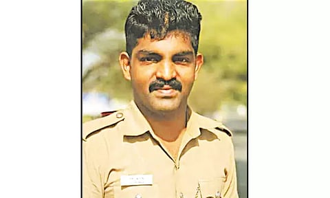 குடும்ப தகராறில் போலீஸ்காரர் தூக்குப்போட்டு தற்கொலை