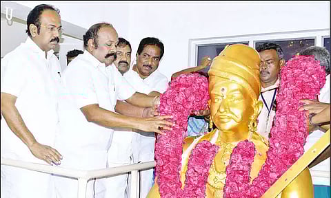 திருப்பத்தூரில் மாமன்னர்கள் மருதுபாண்டியர் குருபூஜை: அமைச்சர்கள்-தலைவர்கள் மரியாதை