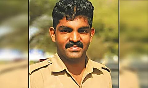 குடும்ப தகராறில் போலீஸ்காரர் தூக்குப்போட்டு தற்கொலை