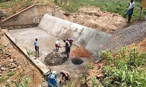 சேதமடைந்த தடுப்பணையை சொந்த செலவில் சீரமைத்த விவசாயிகள்