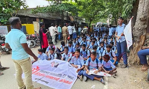 பாகூர் தாலுகா அலுவலகத்தை பள்ளி மாணவர்கள் முற்றுகை
