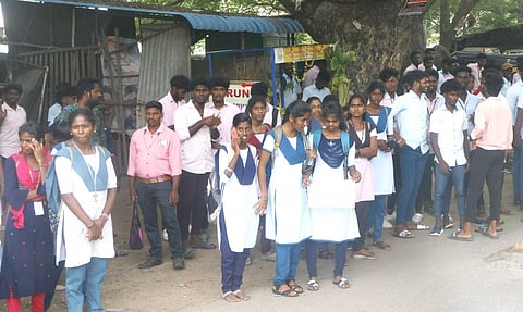 கூடுதல் பஸ் வசதி இல்லாததால் மாணவர்கள் அவதி