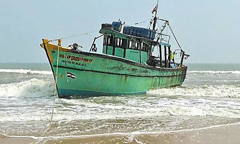 ஓட்டை விழுந்ததால் சதுரங்கப்பட்டினம் கடற்கரையில் தரை தட்டி ஒதுங்கிய விசைப்படகு - காசிமேடு பகுதியை சேர்ந்தது