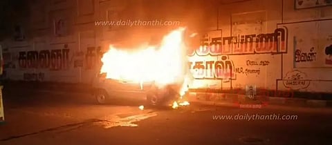 ஓசூரில் நடுரோட்டில் கார் தீப்பிடித்து எரிந்ததால் பரபரப்பு