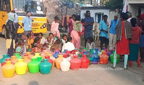 மத்தூர் அருகே குடிநீர் கேட்டு காலிக்குடங்களுடன் பொதுமக்கள் சாலை மறியல்