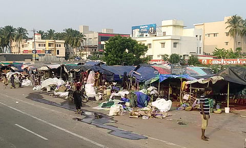 பழனியில் குவிந்த வடமாநில தொழிலாளர்கள்