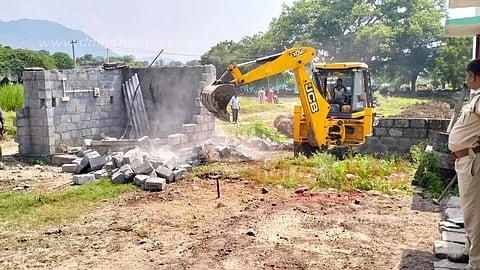 நீரோடை ஆக்கிரமிப்புகள் அகற்றம்