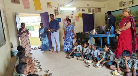 காலை உணவு திட்டத்தை கலெக்டர் திடீர் ஆய்வு