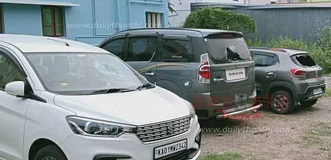 வீடுகள் முன்பு நிறுத்தப்பட்டிருந்த 30 வாகனங்களின் கண்ணாடி உடைப்பு