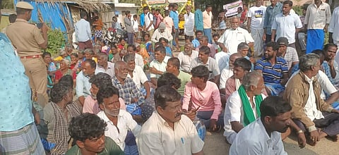 அரசு பஸ்சை சிறைபிடித்து கிராம மக்கள் மறியல்