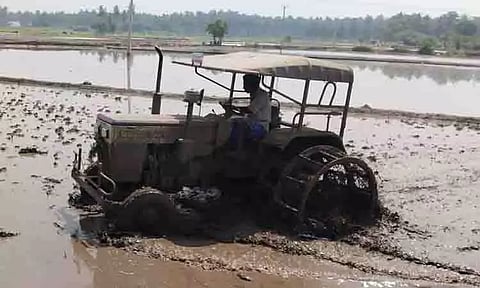 டிராக்டர் மூலம் உழவு பணி