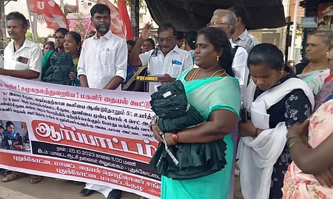 பள்ளி சீருடை தைப்பதற்கான கூலியை உயர்த்தி வழங்க கோரி ஆர்ப்பாட்டம்