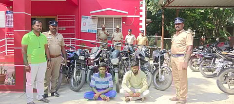 மோட்டார் சைக்கிள் திருட்டில் ஈடுபட்ட 2 வாலிபர்கள் கைது