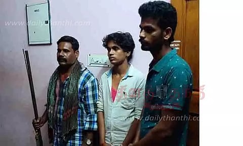 நாட்டுத்துப்பாக்கியுடன் நடமாடிய 3 பேரை மின்கம்பத்தில் கட்டி வைத்து சரமாரி தாக்குதல்