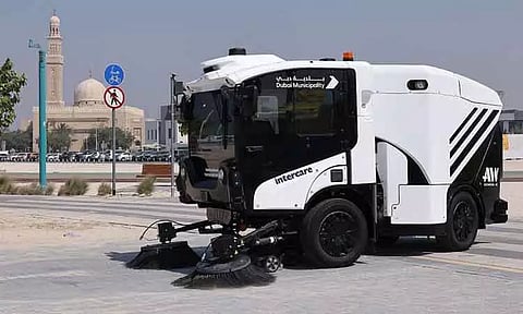 துபாயில், சைக்கிள் செல்லும் பாதைகளை தூய்மைப்படுத்த மின்சாரத்தால் இயங்கும் தானியங்கி வாகனம் அறிமுகம்