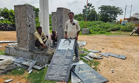 திருச்சியில் 100 அடி உயர தி.மு.க. கொடிக்கம்பம் அகற்றும் பணி தொடக்கம்