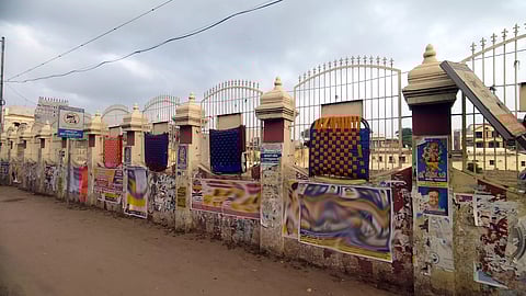 சாலையோரத்தில் தரைக்கடை அமைக்க இடம் பிடிக்கும் வியாபாரிகள்