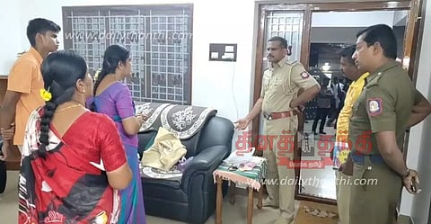 ஓய்வு பெற்ற பேராசிரியர் வீட்டில் மகள் திருமணத்துக்காக வாங்கி வைத்திருந்த 70 பவுன் நகையை திருடிய மர்ம நபர்கள்- கோபி அருகே துணிகரம்